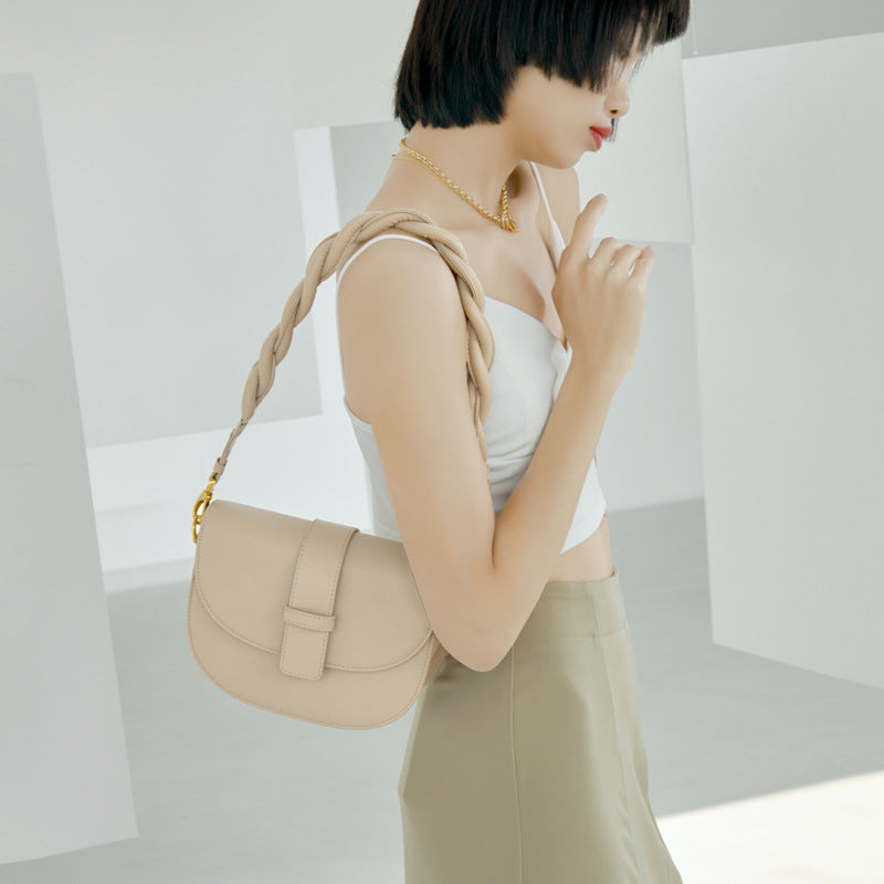 Sac Astrée Pervenche Paris – demi-rond en cuir