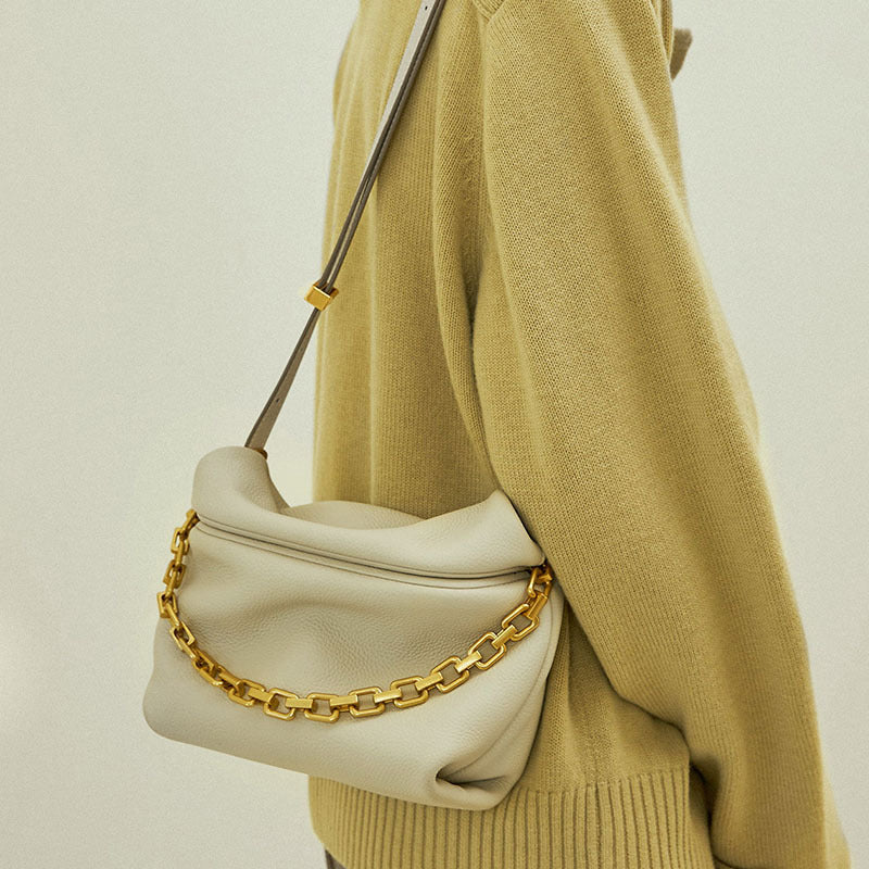 Sac nuage Astérope Pervenche Paris – cuir plissé à chaîne