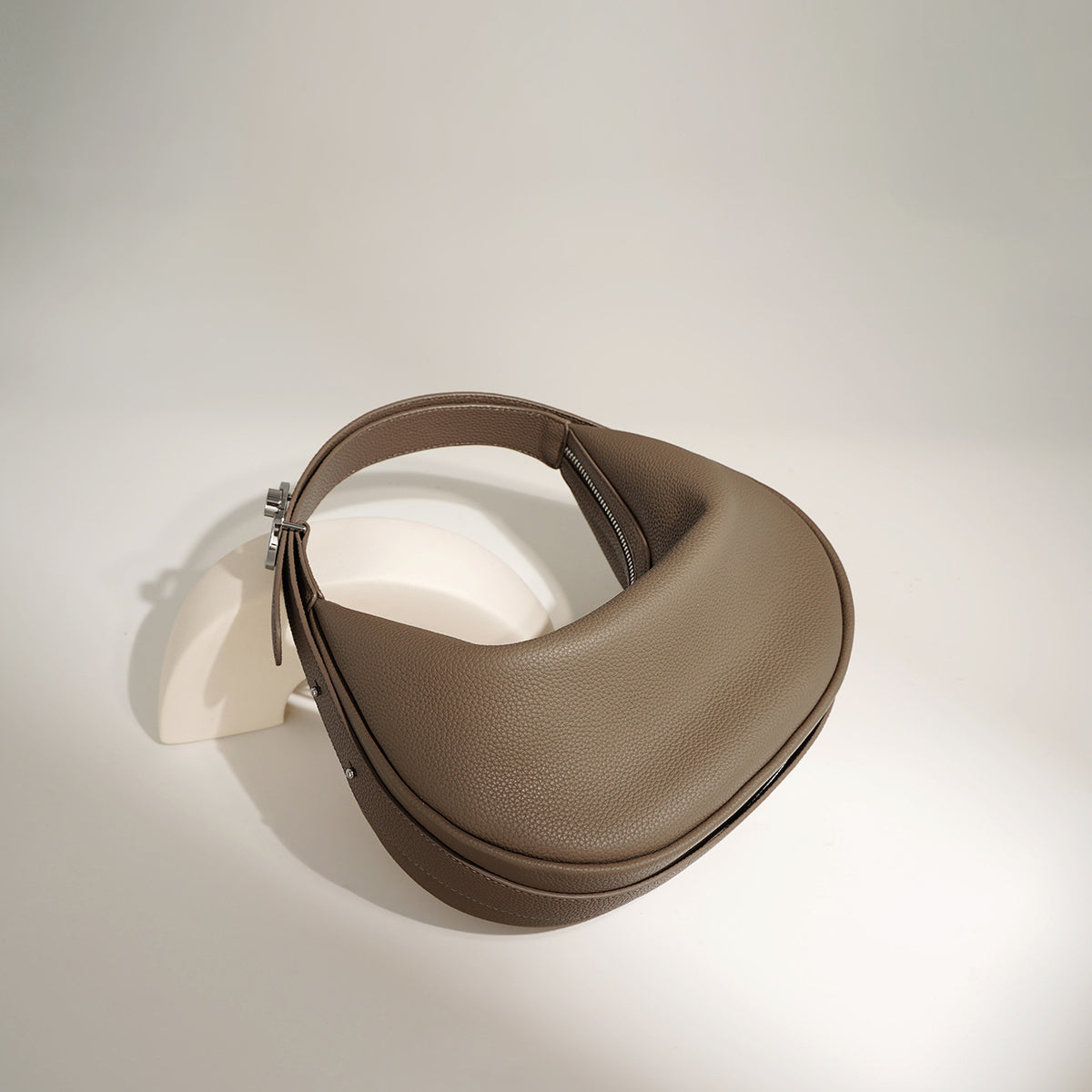 Sac Nacre Pervenche Paris – demi-lune porté épaule, cuir de vache – photo 3